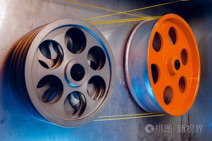 在一個生產電力電纜和光纖的現(xiàn)代化工廠里電纜制造機械零件