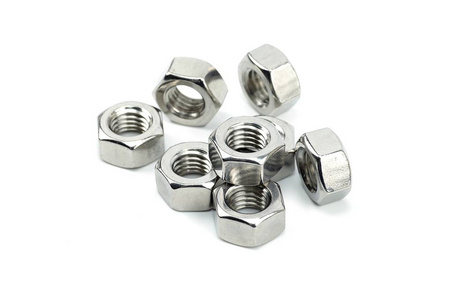 顯示活塞的已拆解發(fā)動機零件